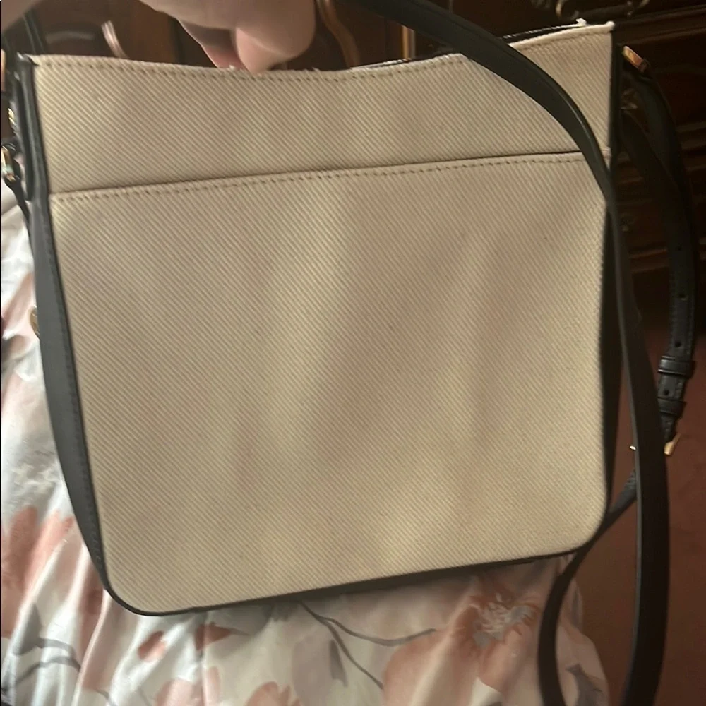 Michael Kors Cream and Black Crossbody Bag with Minimalist Design - Picture 2 of 4